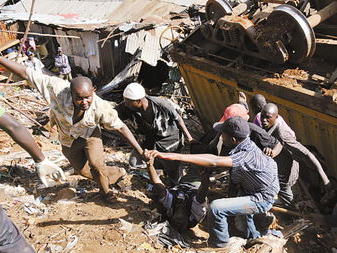 惊魂瞬间：日本列车脱轨翻覆事故现场纪实