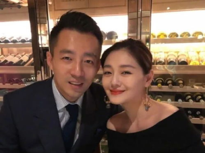 生理期挑战极限：梁淞力挺何美延爬山健身