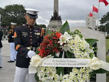 礼兵庄重敬献，花圈寄托哀思