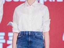 周冬雨裙摆意外卡住，现场尴尬瞬间引网友热议