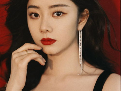 谭松韵演绎大波浪洋娃娃，时尚魅力尽显