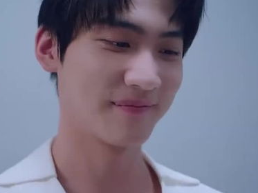 狙击蝴蝶试衣间吻：一场浪漫的时尚邂逅