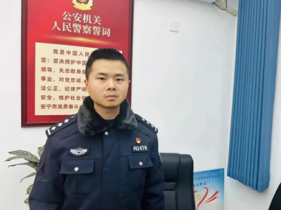 民警毫不犹豫跳入河中救人
